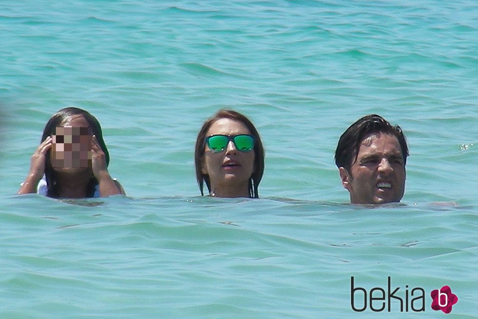 Paula Echevarría, David Bustamante y Daniella dándose un baño en Ibiza