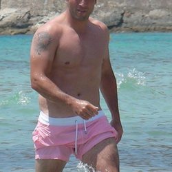 David Bustamante luce torso desnudo en el mar en Ibiza