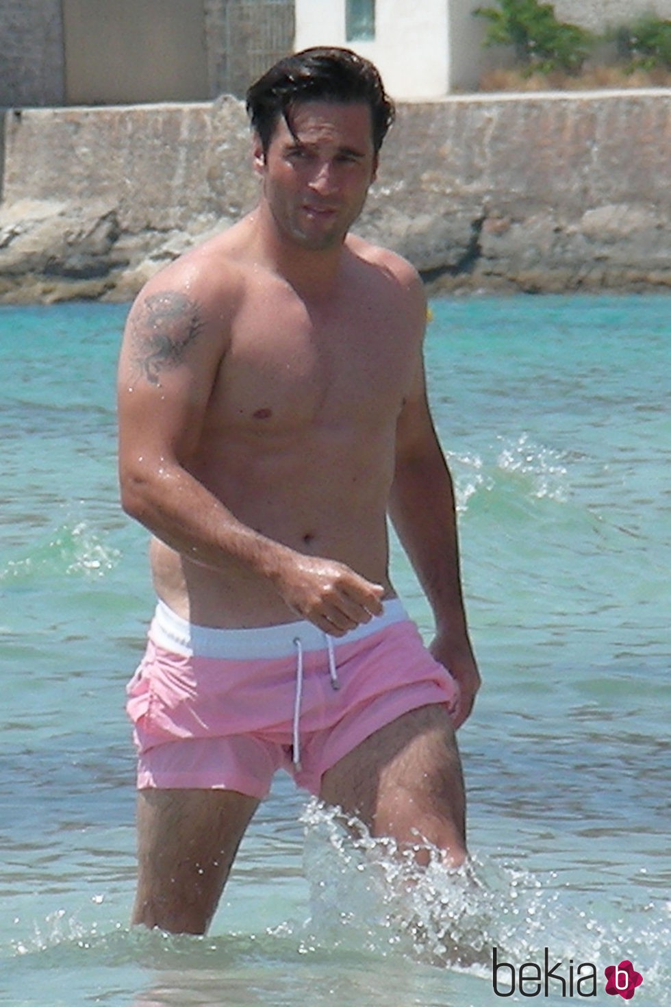 David Bustamante luce torso desnudo en el mar en Ibiza