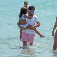 David Bustamante y Paula Echevarría salen de darse un baño en el mar con su hija Daniella en Ibiza