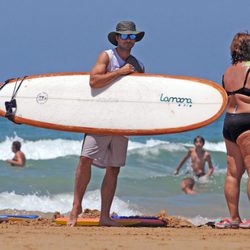 Hugo Silva con una tabla de surf en Cádiz