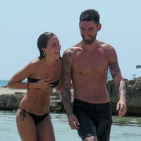 Alejandra González, de 'GH15',  y su novio Alex Guerrero felices en Ibiza