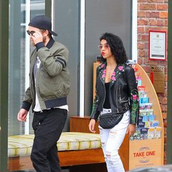 Robert Pattinson y su novia FKA twigs en Manchester