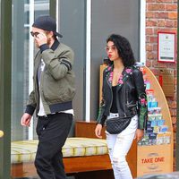 Robert Pattinson y su novia FKA twigs en Manchester