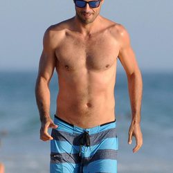 Hugo Silva con el torso desnudo en una playa de Cádiz