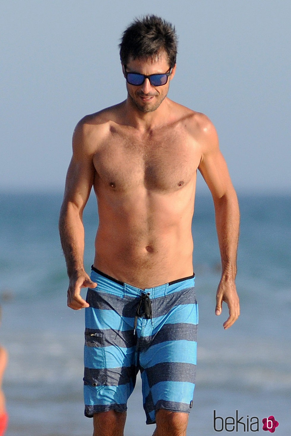 Hugo Silva con el torso desnudo en una playa de Cádiz