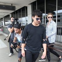 Gigi Hadid y Joe Jonas viajan juntos en avión tras un concierto