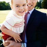 El Príncipe Jorge posa muy sonriente con el Príncipe Guillermo por su segundo cumpleaños