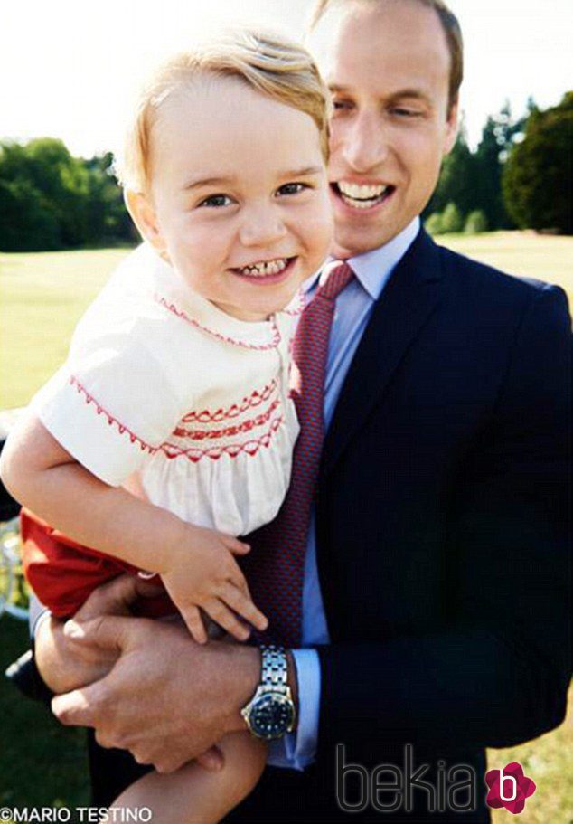 El Príncipe Jorge posa muy sonriente con el Príncipe Guillermo por su segundo cumpleaños