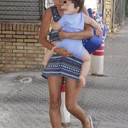 Chabelita Pantoja con su hijo Alberto en brazos en Sevilla