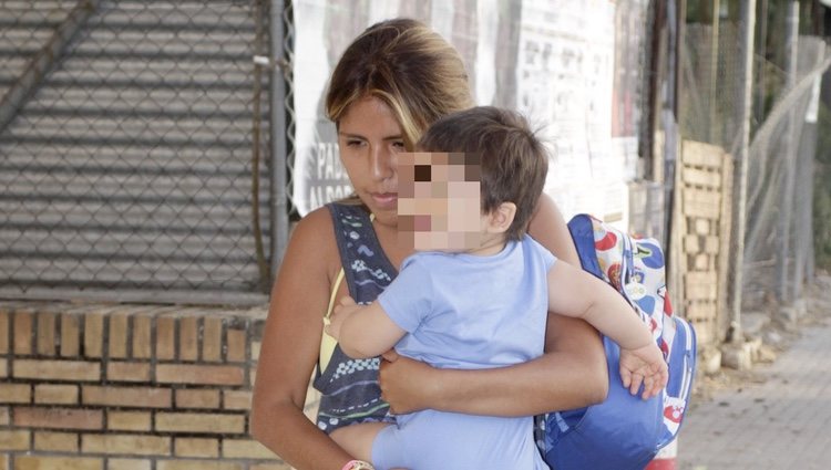 Chabelita Pantoja con su hijo Alberto en brazos en Sevilla