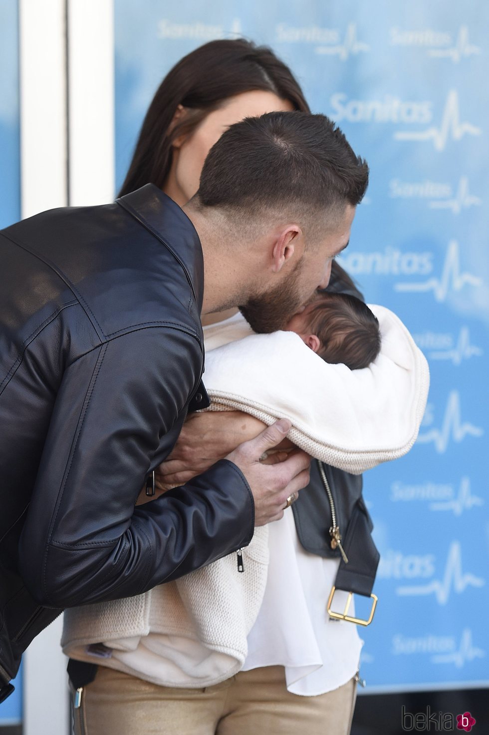 Sergio Ramos besando a su hijo Marco en su presentación oficial