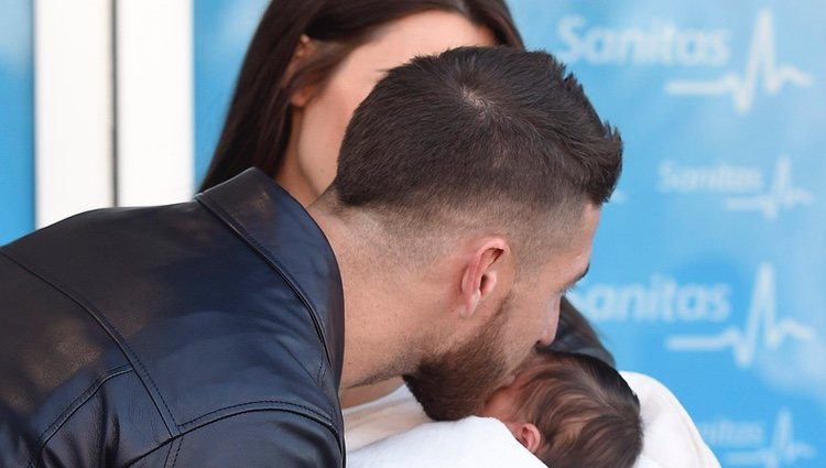 Sergio Ramos besando a su hijo Marco en su presentación oficial