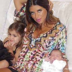 Primera imagen de Daniella Semaan con sus hijas Lia y Capri