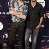 Asier Etxeandía y Hugo Silva en el concierto de Raphael en Madrid