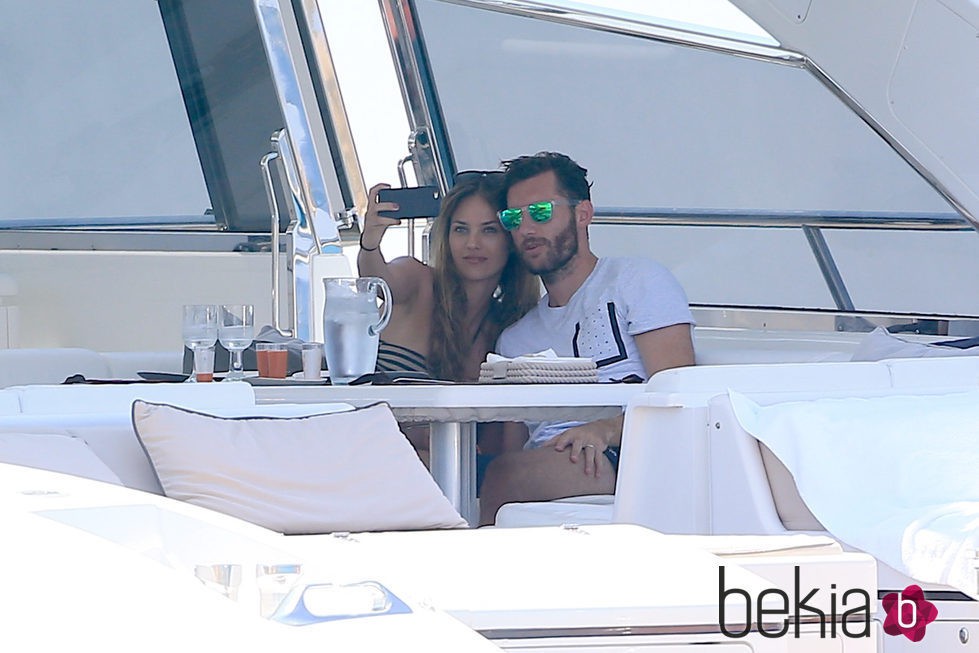 Helen Lindes y Rudy Fernández haciéndose un selfie en un barco en su luna de miel en Ibiza