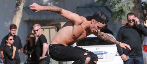 Justin Bieber deja impresionados a unos trabajadores mientras hace skate