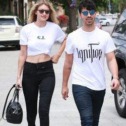 Gigi Hadid y Joe Jonas visten igual durante su viaje a Los Ángeles