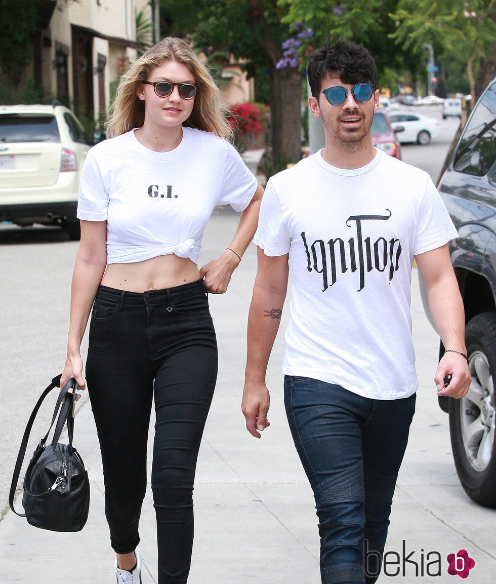 Gigi Hadid y Joe Jonas visten igual durante su viaje a Los Ángeles