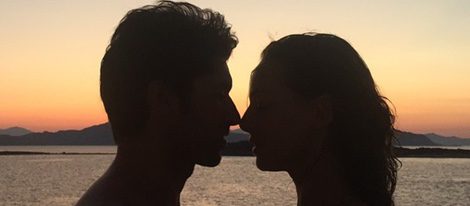 Eva González y Cayetano Rivera a punto de besarse al atardecer frente al mar