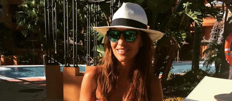 Paula Echevarría tomando el sol durante sus vacaciones en Cádiz