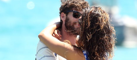 Nina Dobrev besando a su novio Austin Stowell en sus vacaciones en Saint Tropez