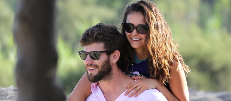 Nina Dobrev pasea con su novio Austin Stowell en sus vacaciones en Saint Tropez