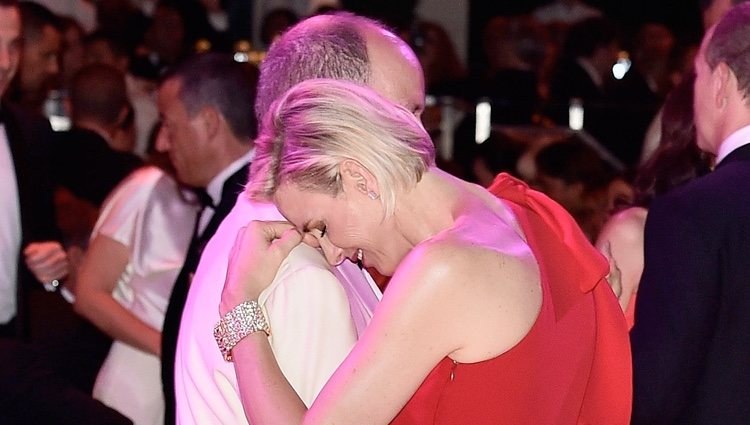 Los Príncipes Alberto y Charlene de Mónaco muy cariñosos en el Baile de la Rosa 2015
