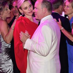 La Princesa Charlene de Mónaco mirando al Príncipe Alberto en el Baile de la Rosa 2015