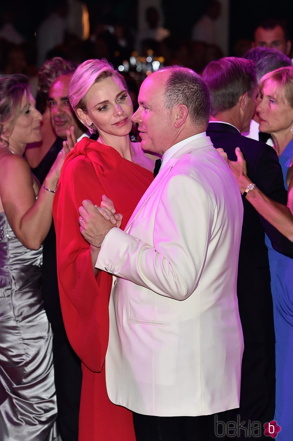 La Princesa Charlene de Mónaco mirando al Príncipe Alberto en el Baile de la Rosa 2015