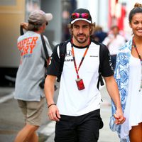 Fernando Alonso y Lara Álvarez cogidos de la mano en el GP de Hungría 2015