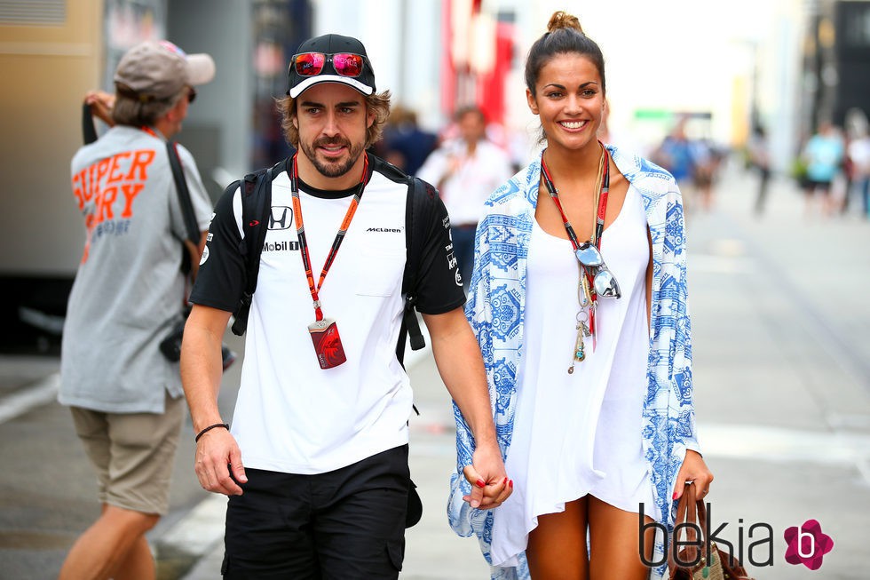 Fernando Alonso y Lara Álvarez cogidos de la mano en el GP de Hungría 2015