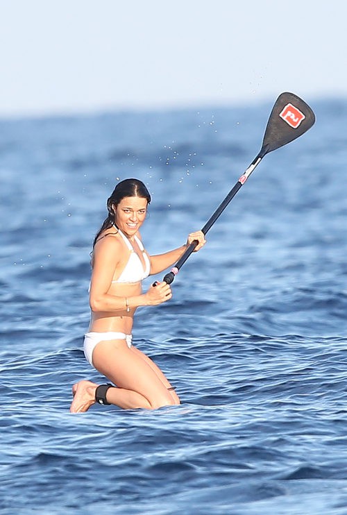 Michelle Rodriguez practicando una actividad acuática