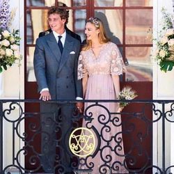 Pierre Casiraghi y Beatrice Borromeo saludando a sus invitados tras su boda civil