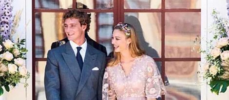 Pierre Casiraghi y Beatrice Borromeo saludando a sus invitados tras su boda civil