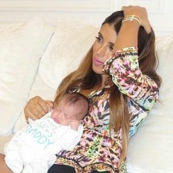 Daniella Semaan con su hija recién nacida Capri Fábregas