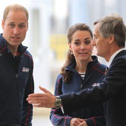 El Príncipe Guillermo de Inglaterra y Kate Middleton en una competición de vela en Portsmouth