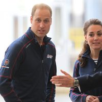 El Príncipe Guillermo de Inglaterra y Kate Middleton en una competición de vela en Portsmouth