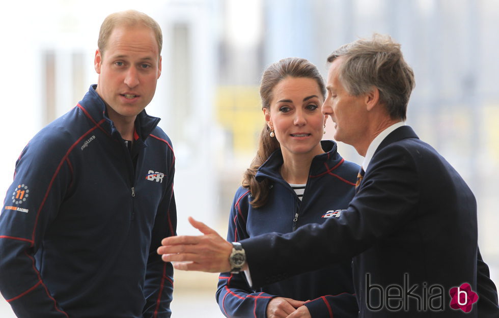 El Príncipe Guillermo de Inglaterra y Kate Middleton en una competición de vela en Portsmouth