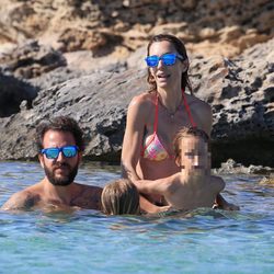 Borja Thyssen y Blanca Cuesta en las playas de Formentera con sus hijos
