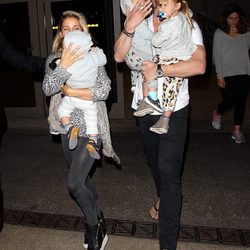 Elsa Pataky y Chris Hemsworth llegan con sus tres hijos a Los Angeles