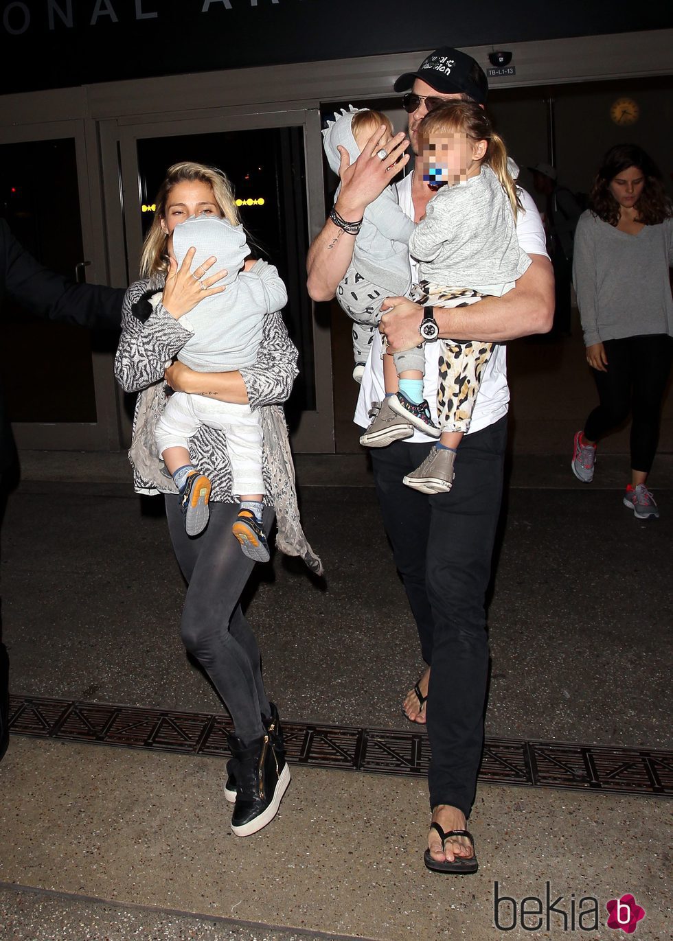 Elsa Pataky y Chris Hemsworth llegan con sus tres hijos a Los Angeles