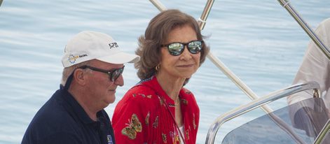 La Reina Sofía siguiendo la clase de vela de sus nietos desde una lancha en Palma de Mallorca