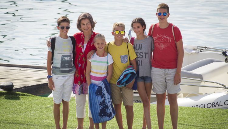 La Reina Sofía con sus nietos Pablo, Juan, Miguel e Irene Urdangarín y Victoria Federica en Mallorca