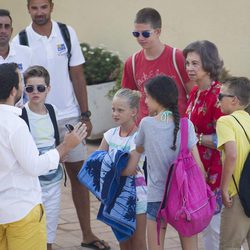 La Reina Sofía con sus nietos en el club náutico de Palma de Mallorca