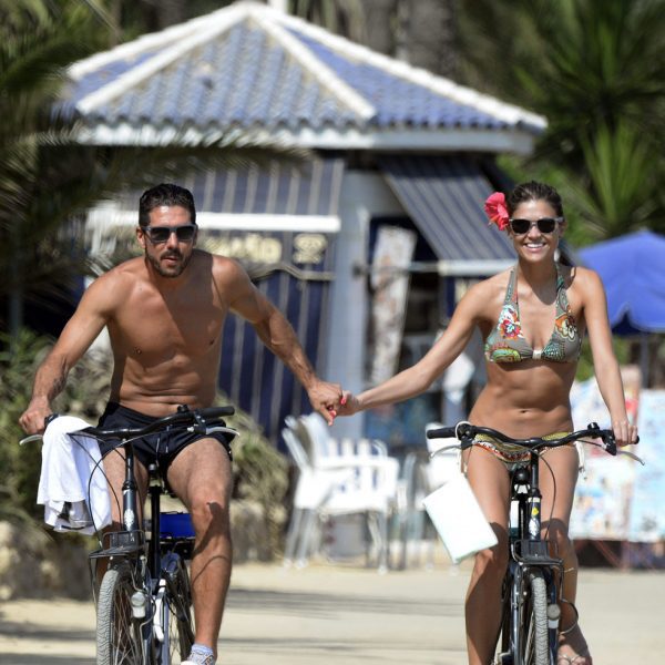 El Cholo Simeone y Carla Pereyra montando en bici en ropa ...