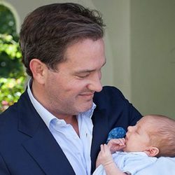 Posado de Chris O'Neill con su hijo el Príncipe Nicolás en brazos