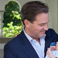 Posado de Chris O'Neill con su hijo el Príncipe Nicolás en brazos