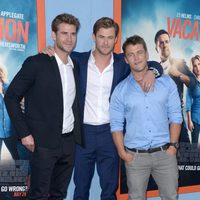 Chris Hemsworth con sus hermanos Luke y Liam en el estreno de 'Vacation' en Los Angeles
