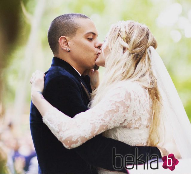 Evan Ross y Ashley Simpson, juntos en el día de su boda